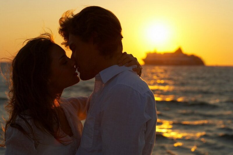 Couple Kissing on Beach — Yellow