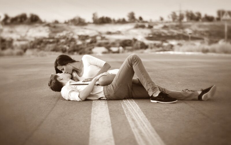 couple kissing on road