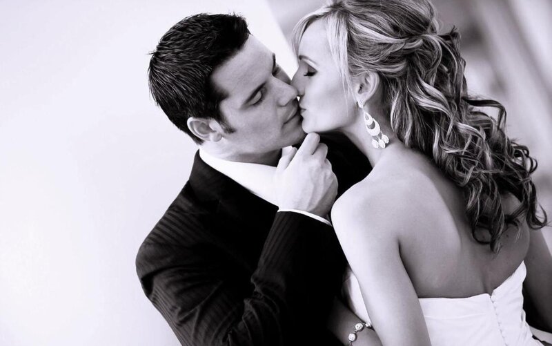 Couple Kissing on Wedding Day — Black