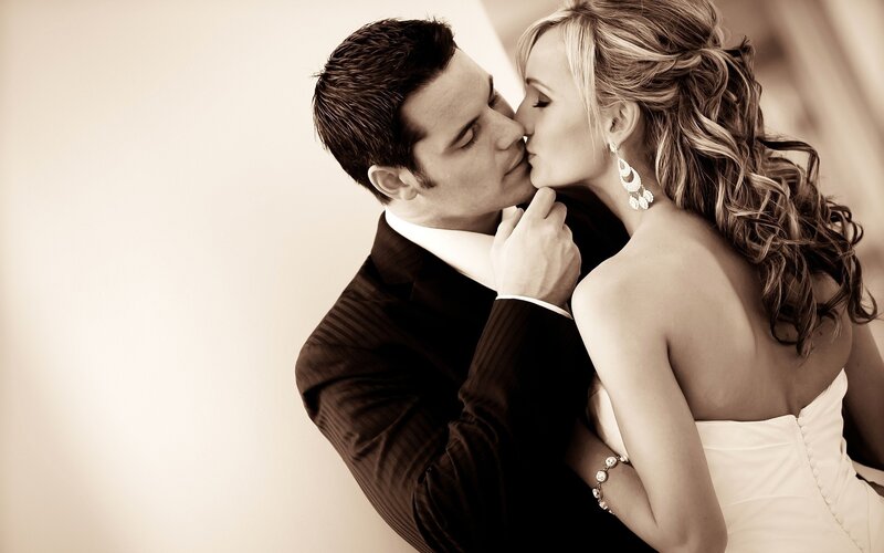 Couple Kissing on Wedding Day — Sepia