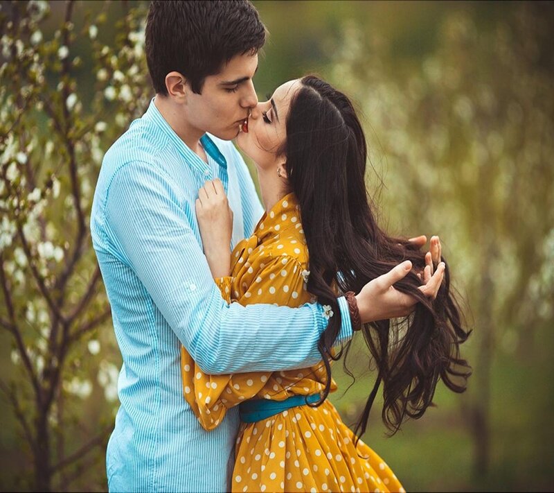 Couple Kissing Outdoors — Yellow