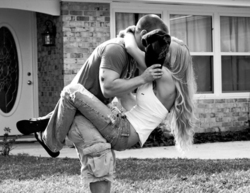 Couple Kissing Outside — Black