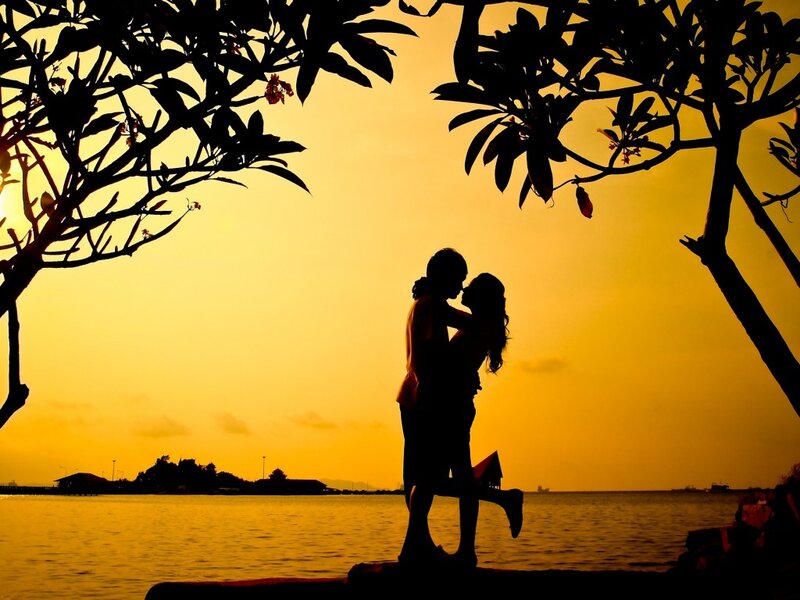 Couple Kissing Silhouette — Yellow, Romantic