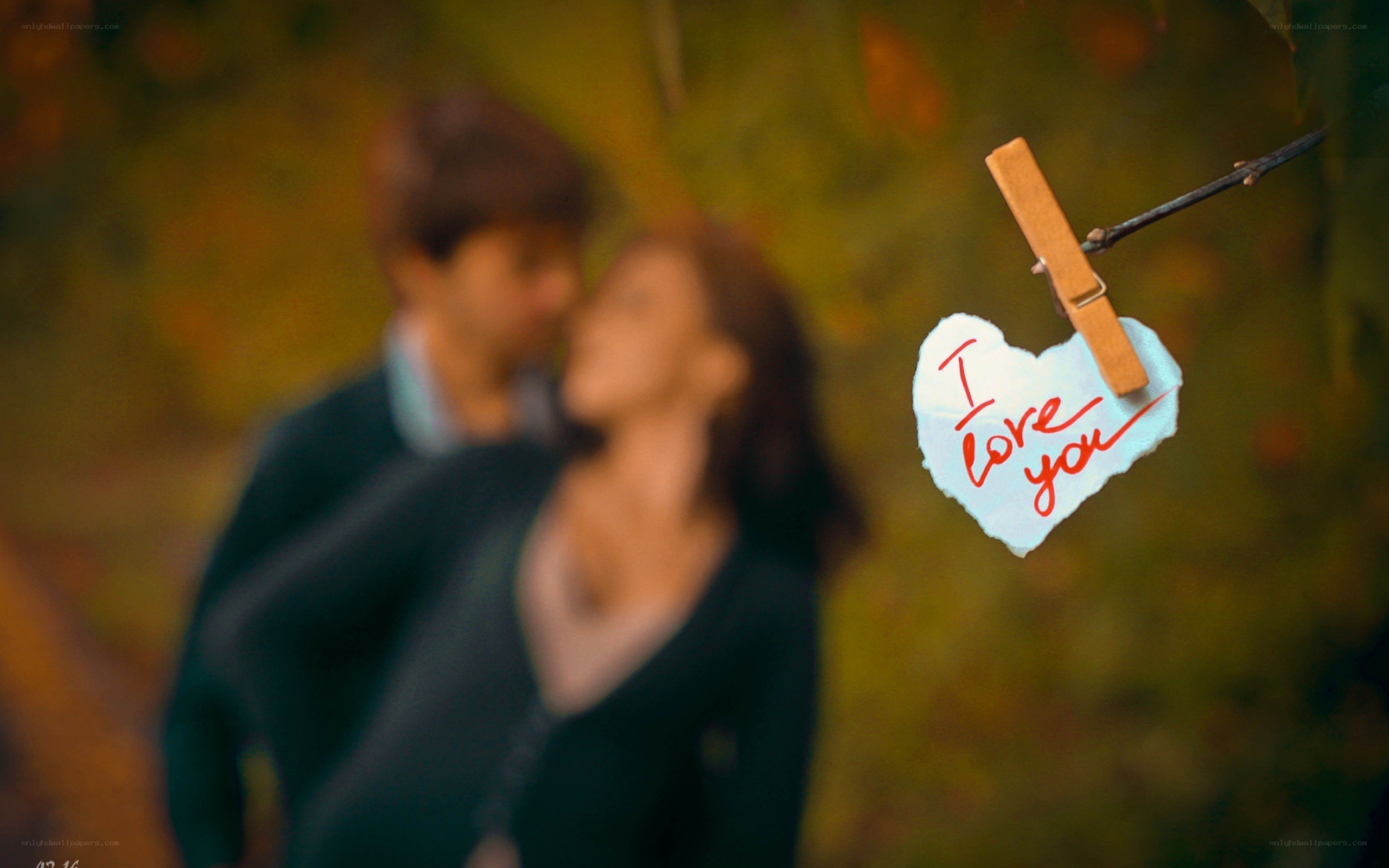 Couple kissing with love note