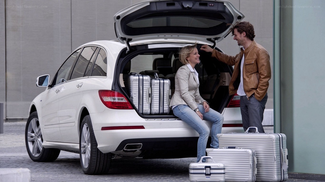 Couple loading luggage into car