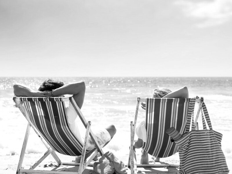 Couple on Beach Chairs — Black