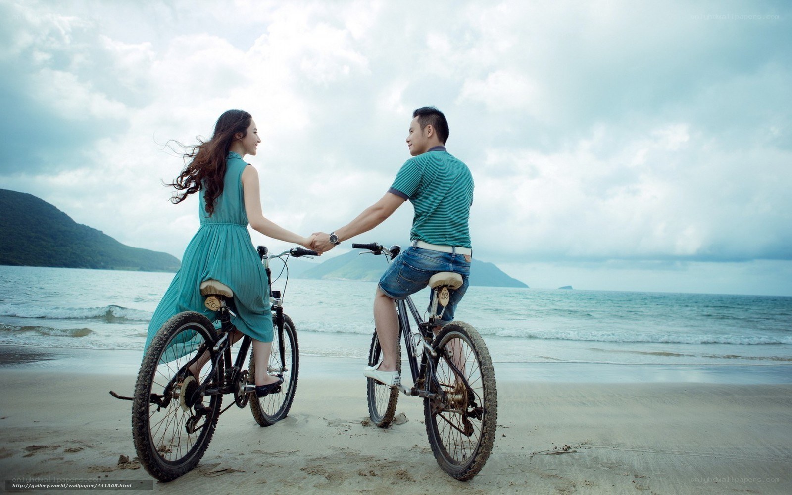 Couple on bikes at the beach