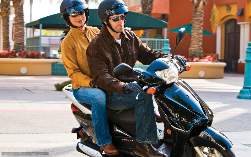 Couple on Scooter — Black, Calm