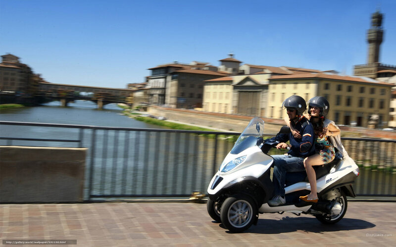 Couple on Scooter — Blue, Active