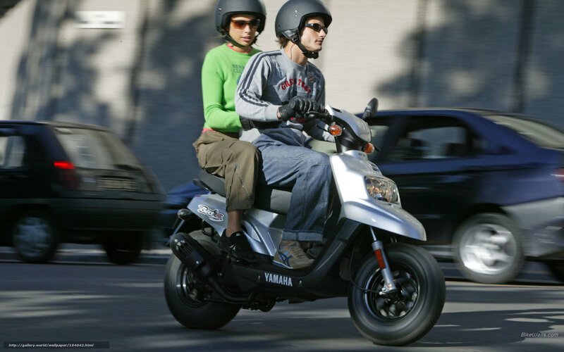 Couple on Scooter — Silver, Active
