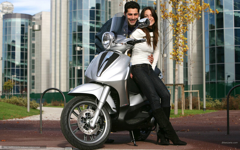 Couple on Scooter — Silver, Relaxed