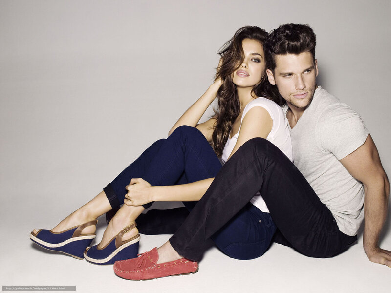 Couple sitting on floor in casual wear