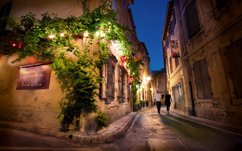 Couple Walking in Alley — Yellow