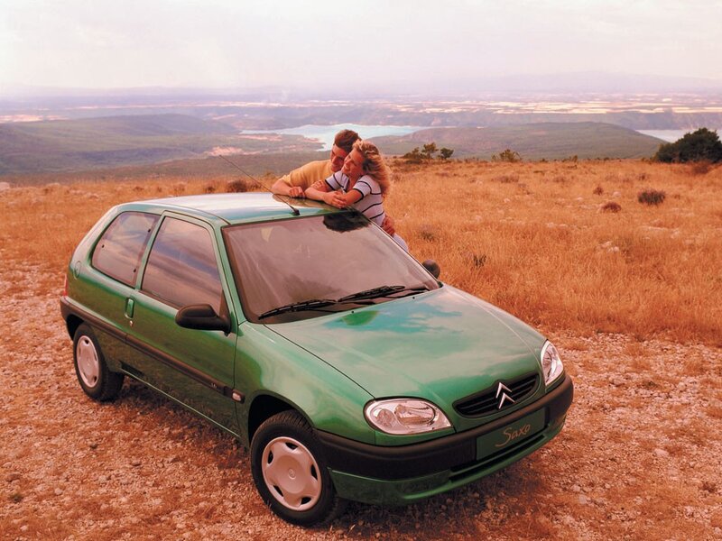 Couple with green car on hill