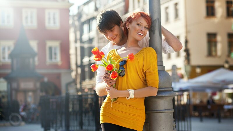 Couple with Tulips — Yellow