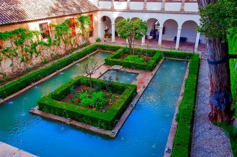 Courtyard Garden with Fountain — Green