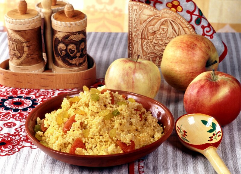 Couscous with apples and raisins