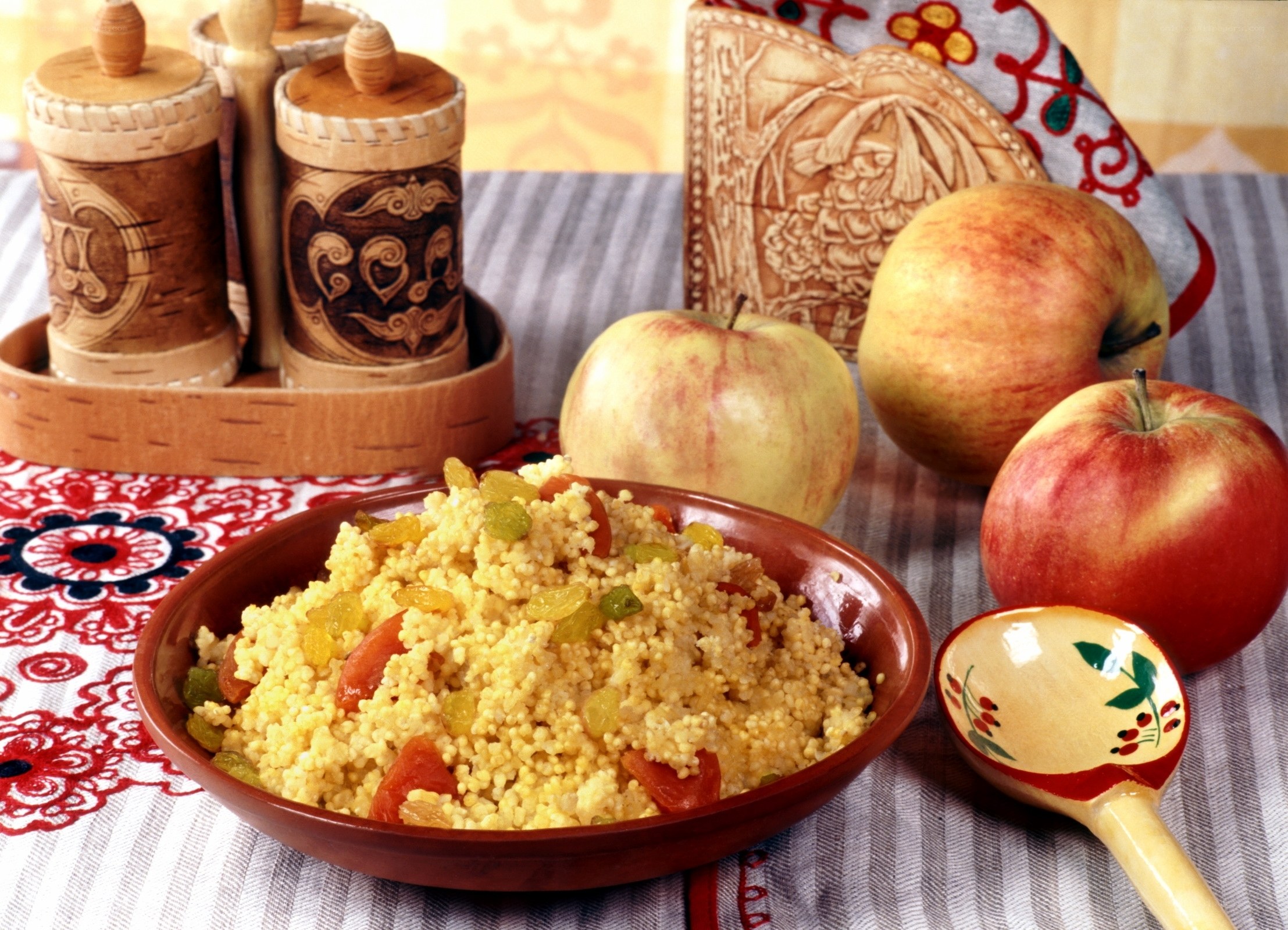 Couscous with apples and raisins