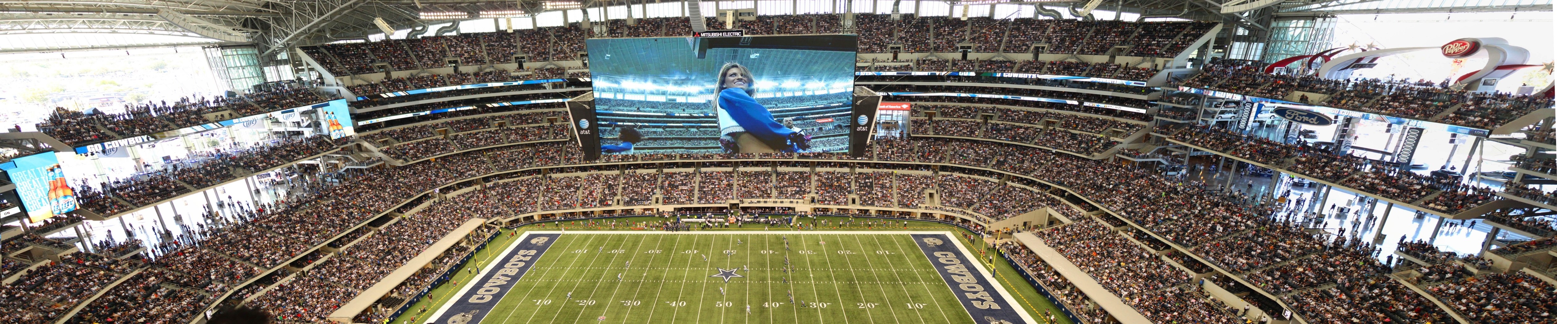 Cowboys stadium crowd