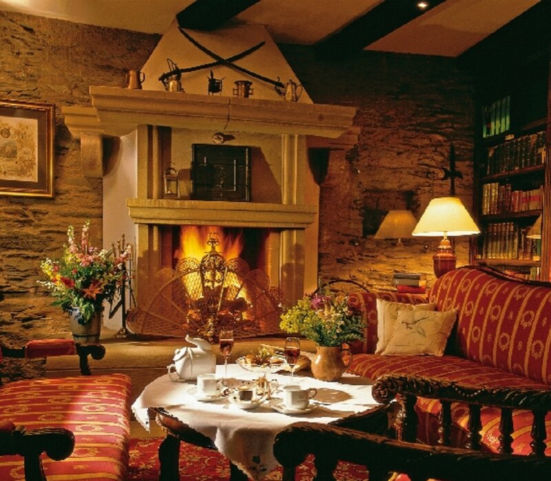 Cozy Living Room — Red, Warm, Night