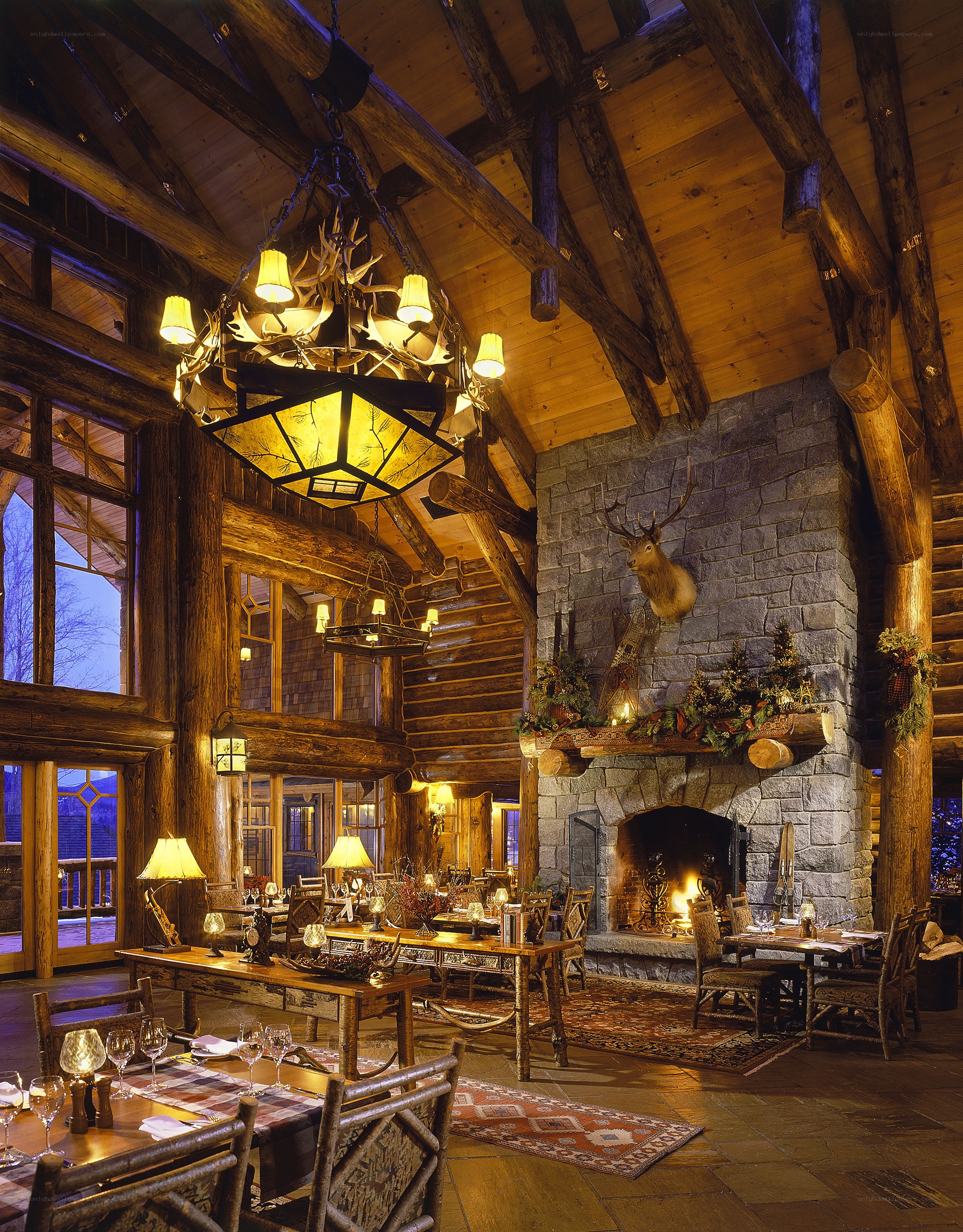 Cozy lodge dining room