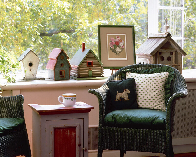 Cozy sunroom with birdhouses