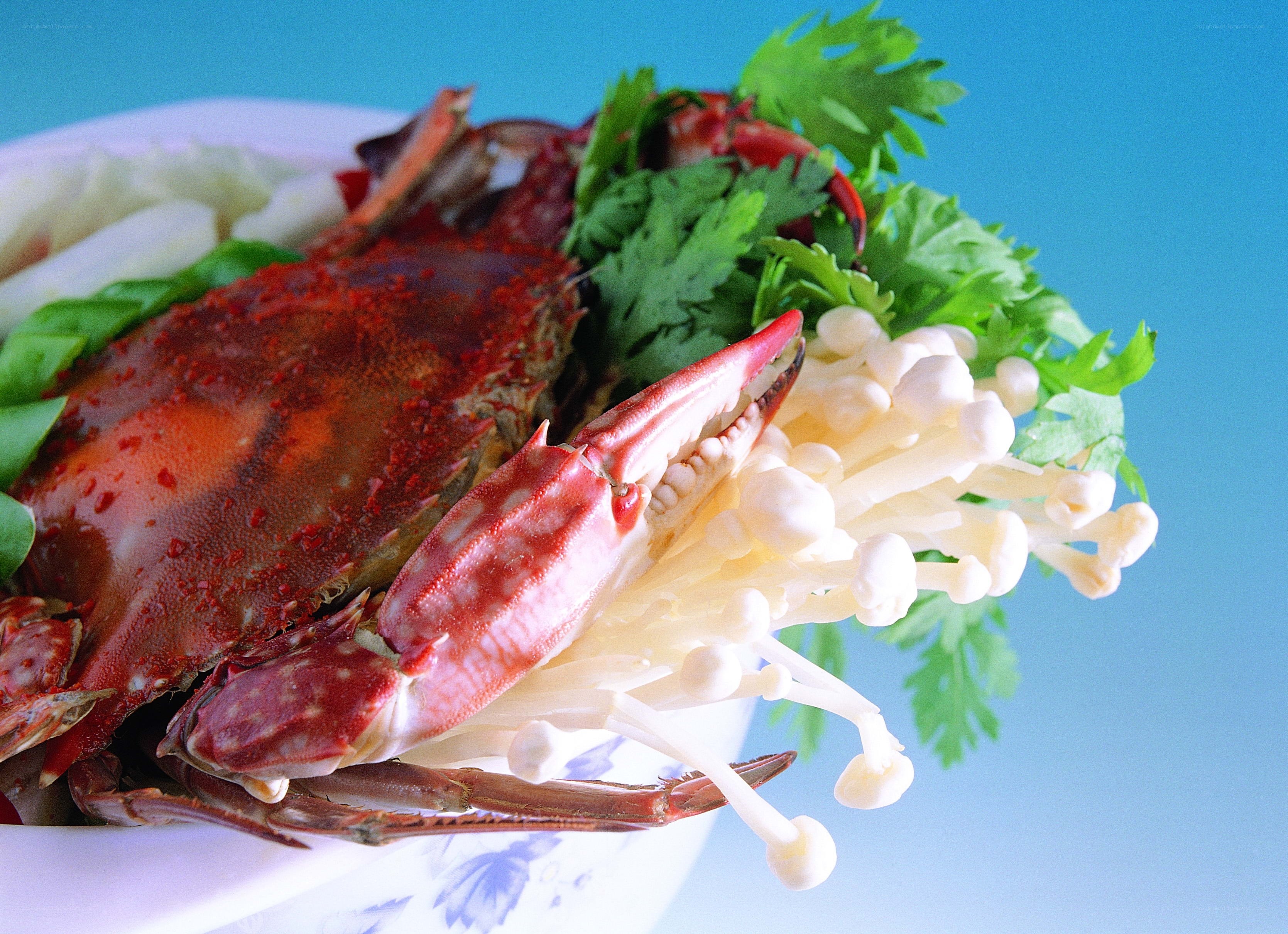 Crab with enoki mushrooms