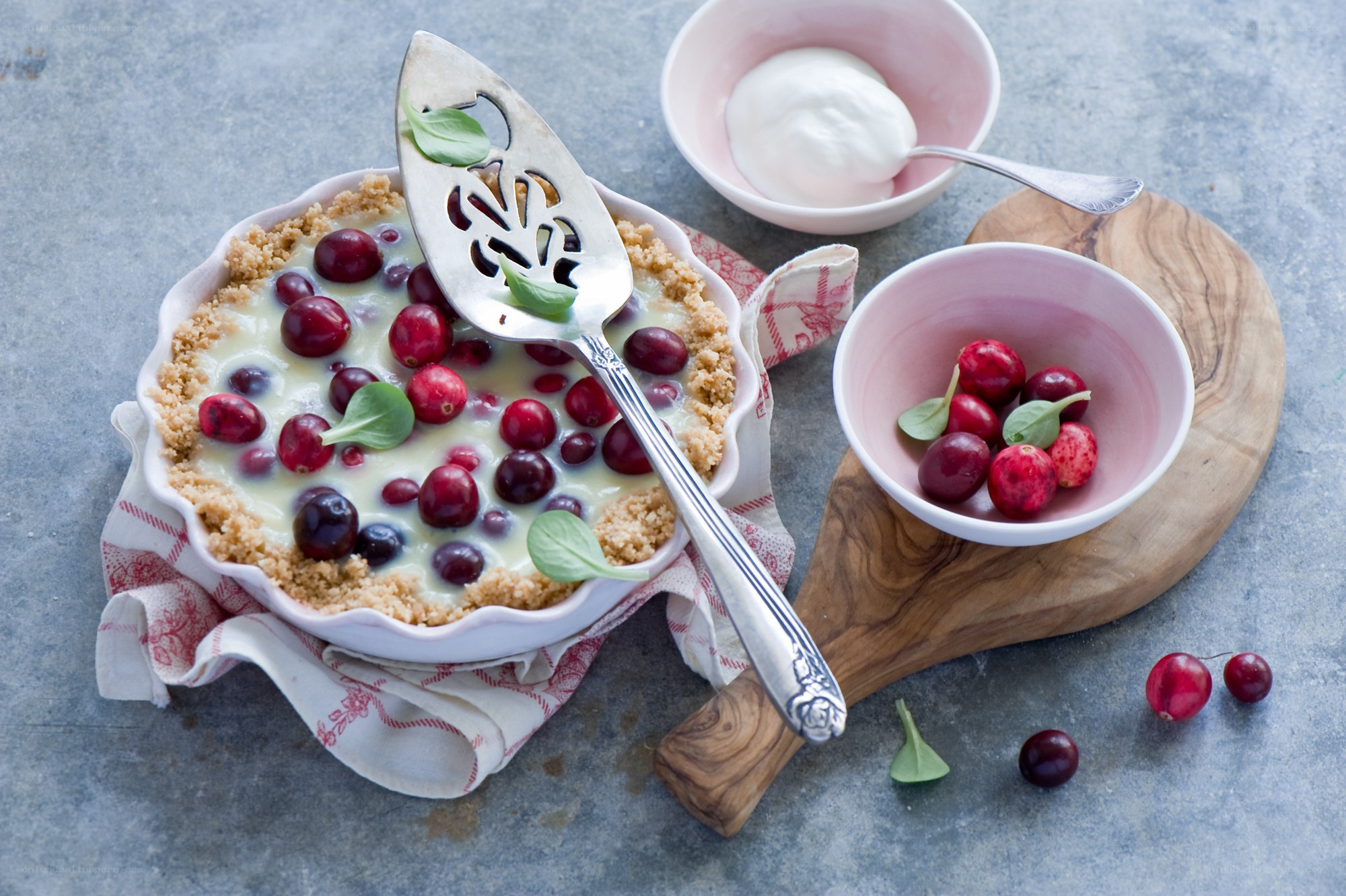 Cranberry tart with cream