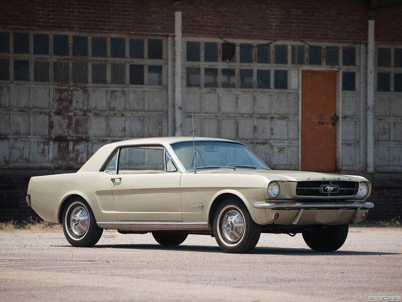 Cream-colored Classic Car — Cream, Calm, Afternoon, Photograph, Building