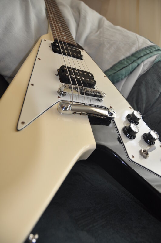 cream-colored electric guitar