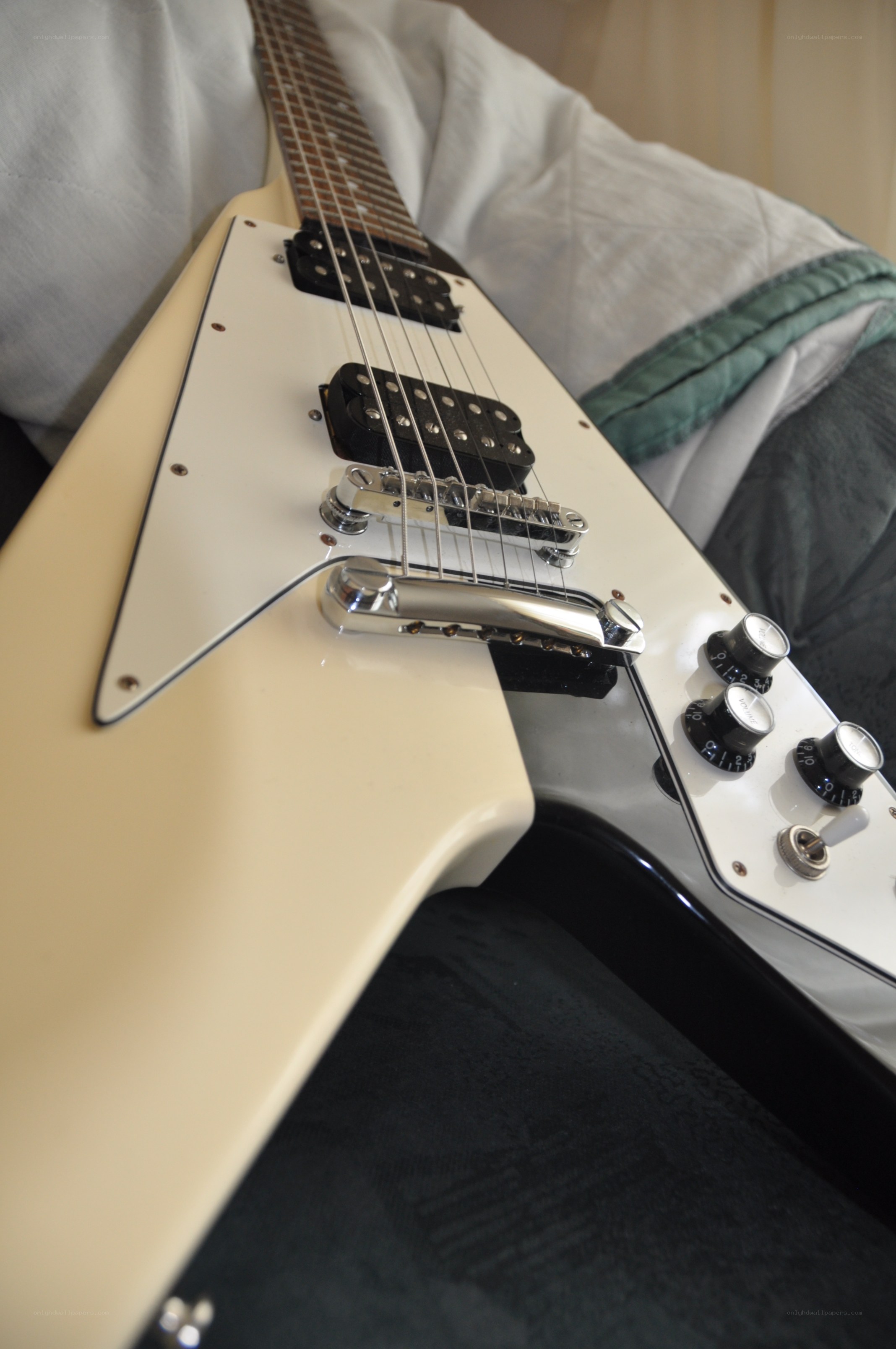 cream-colored electric guitar