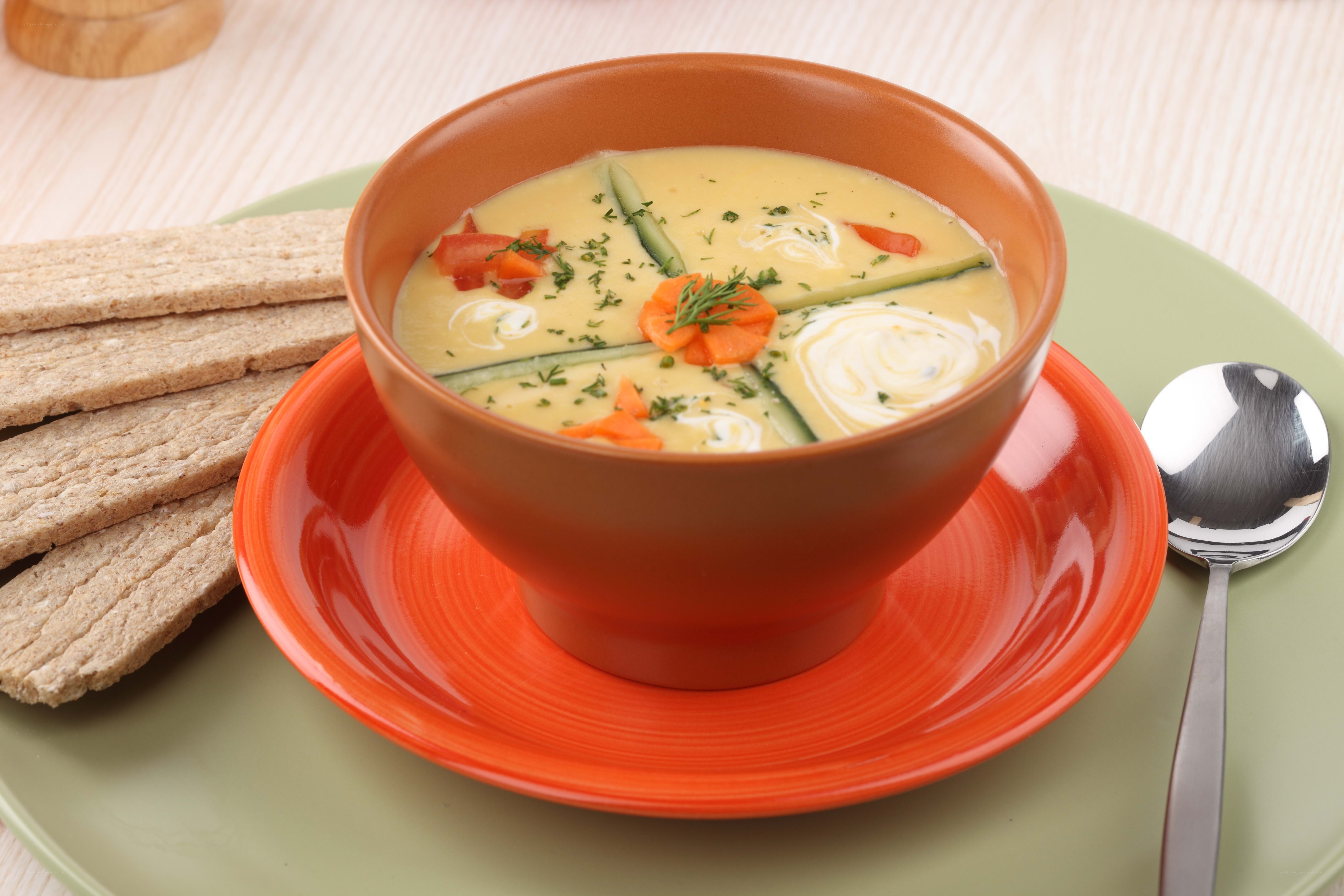 Creamy vegetable soup with crackers