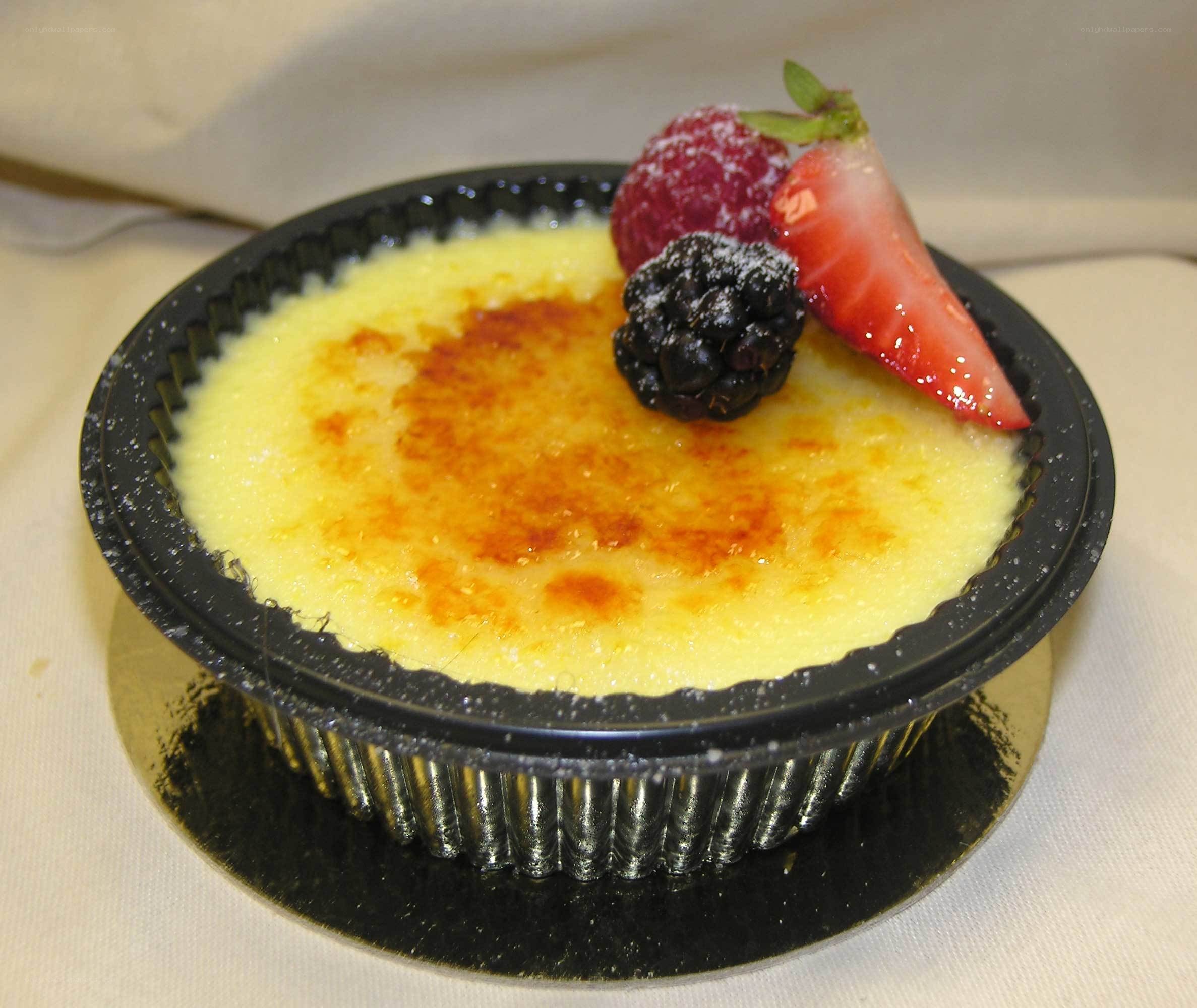 Creme brulee with berries