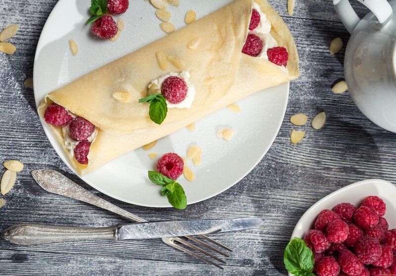 crepe with raspberries and cream