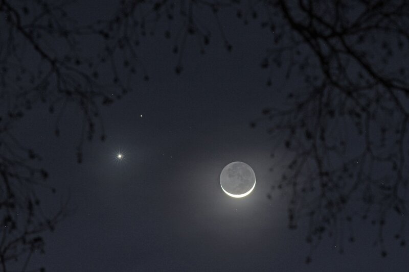 Crescent Moon and Planet — Black, Serene, Night