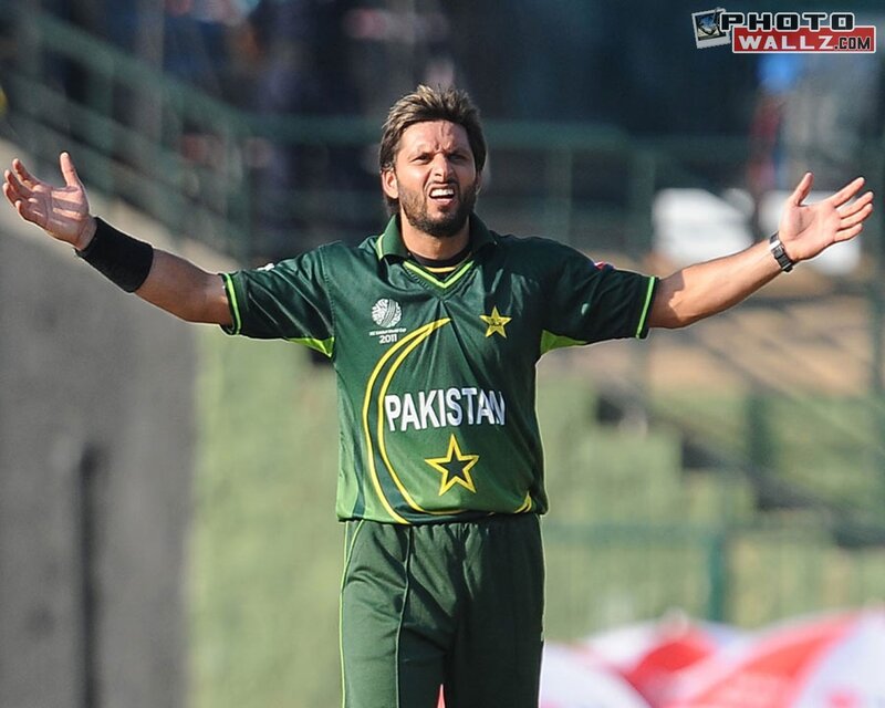 Cricketer Celebrating — Green, Intense