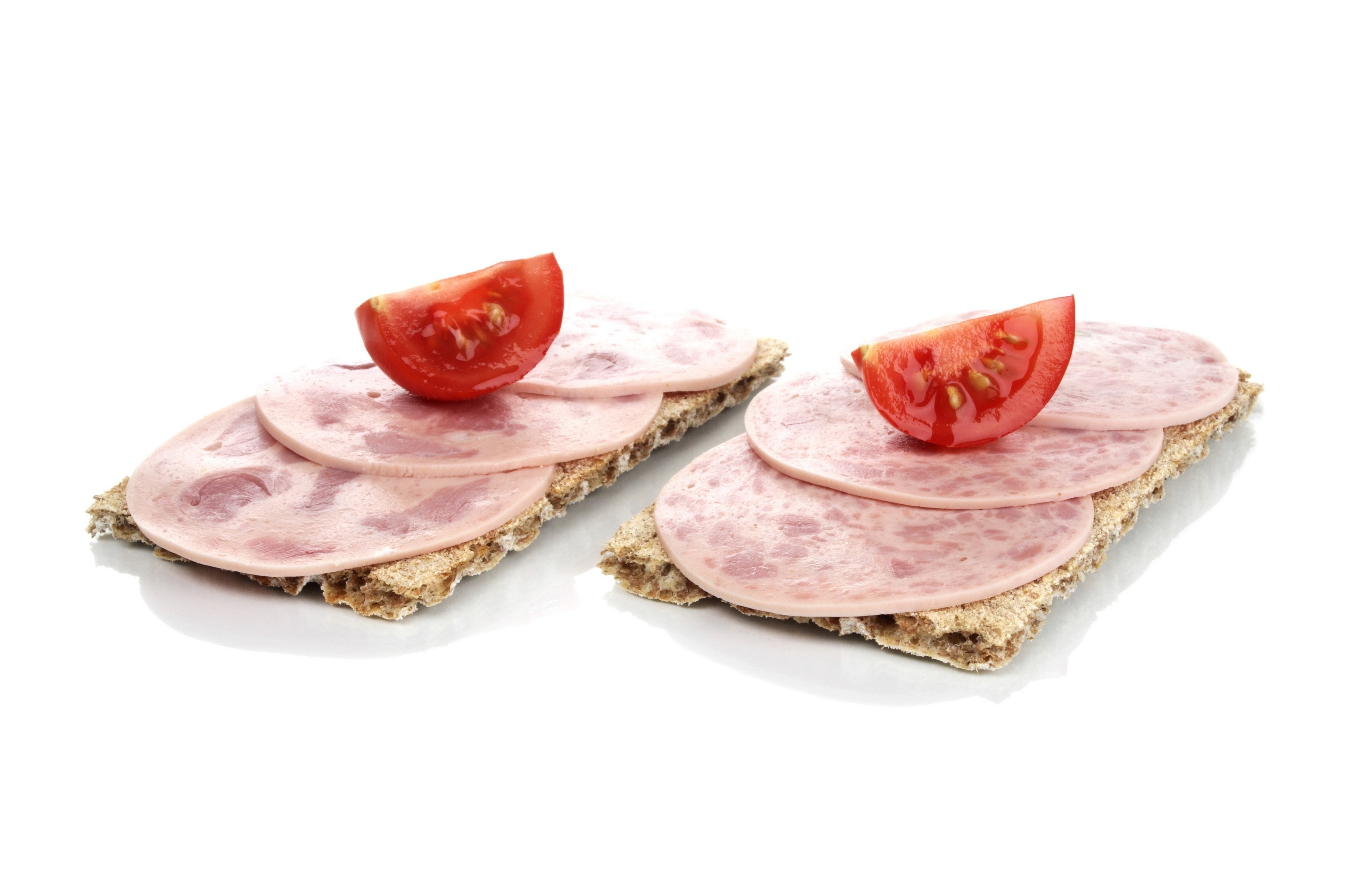 crispbread with ham and tomato