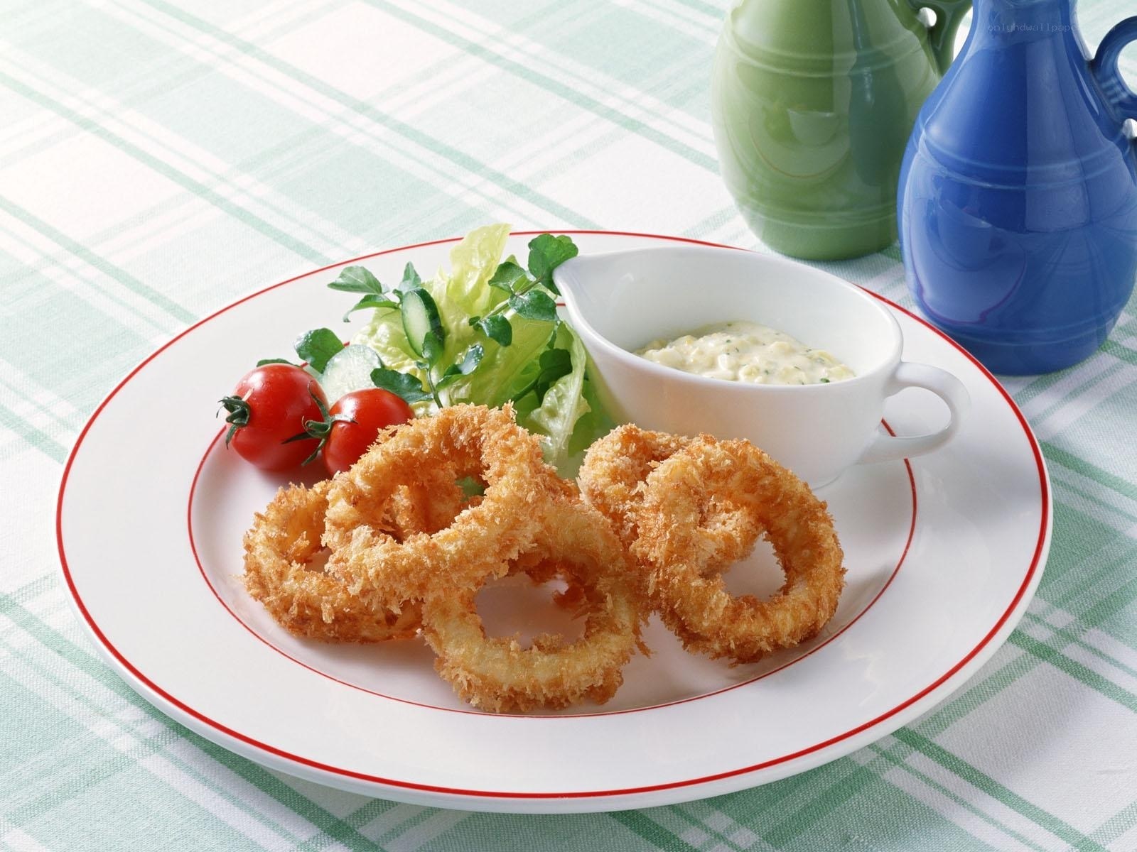 Crispy onion rings with dip