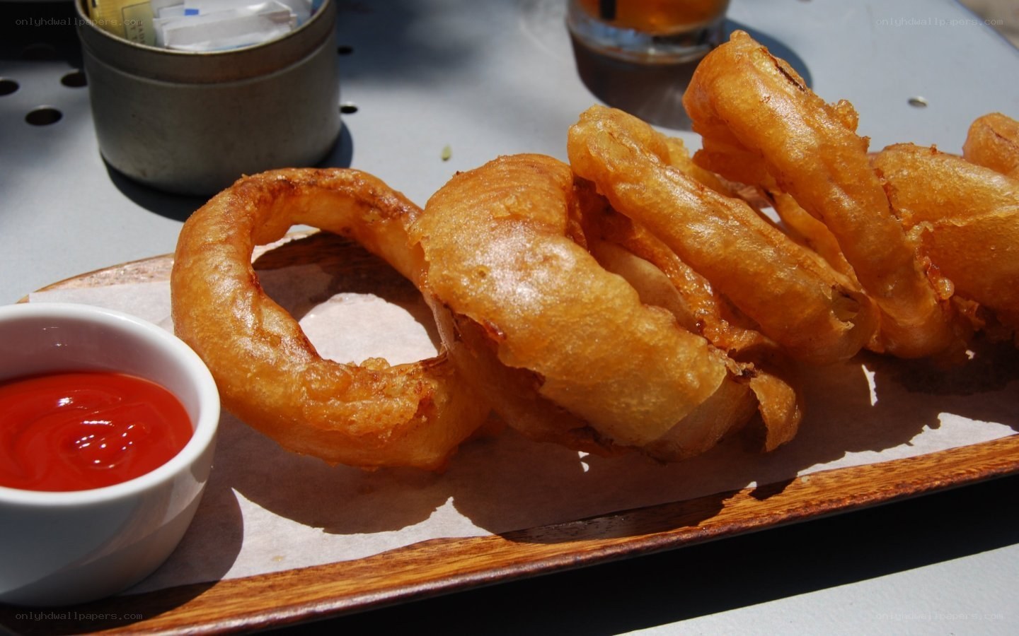 Crispy onion rings with ketchup