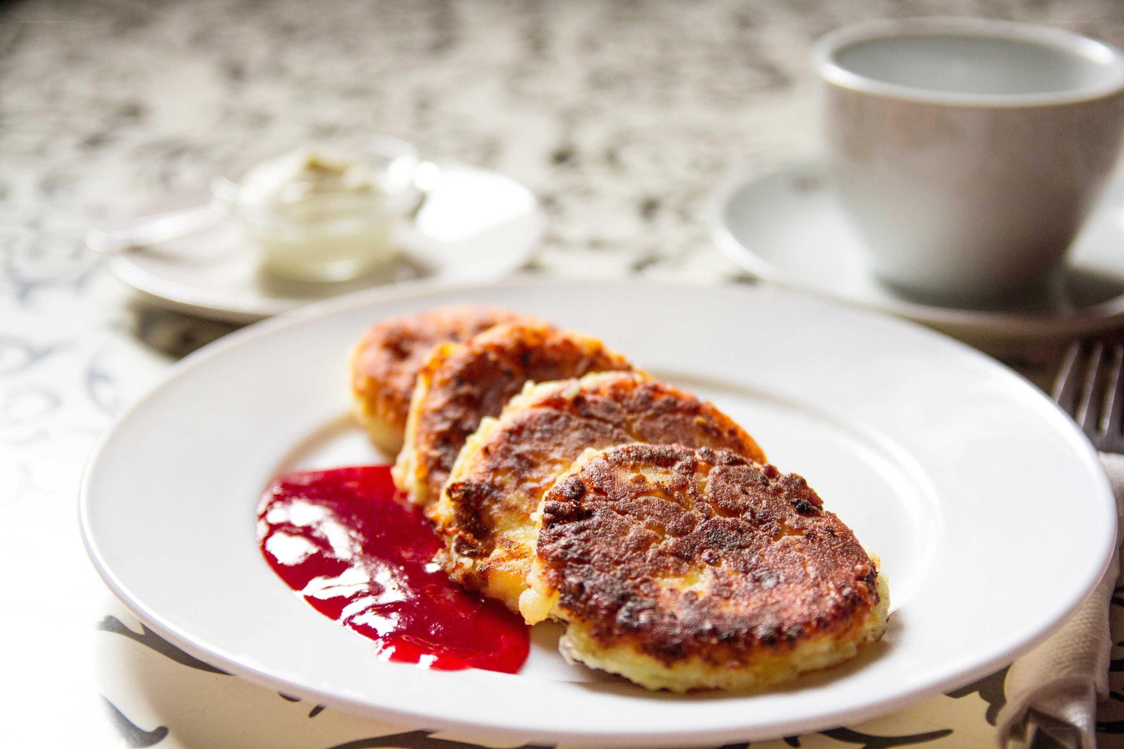 Crispy pancakes with jam