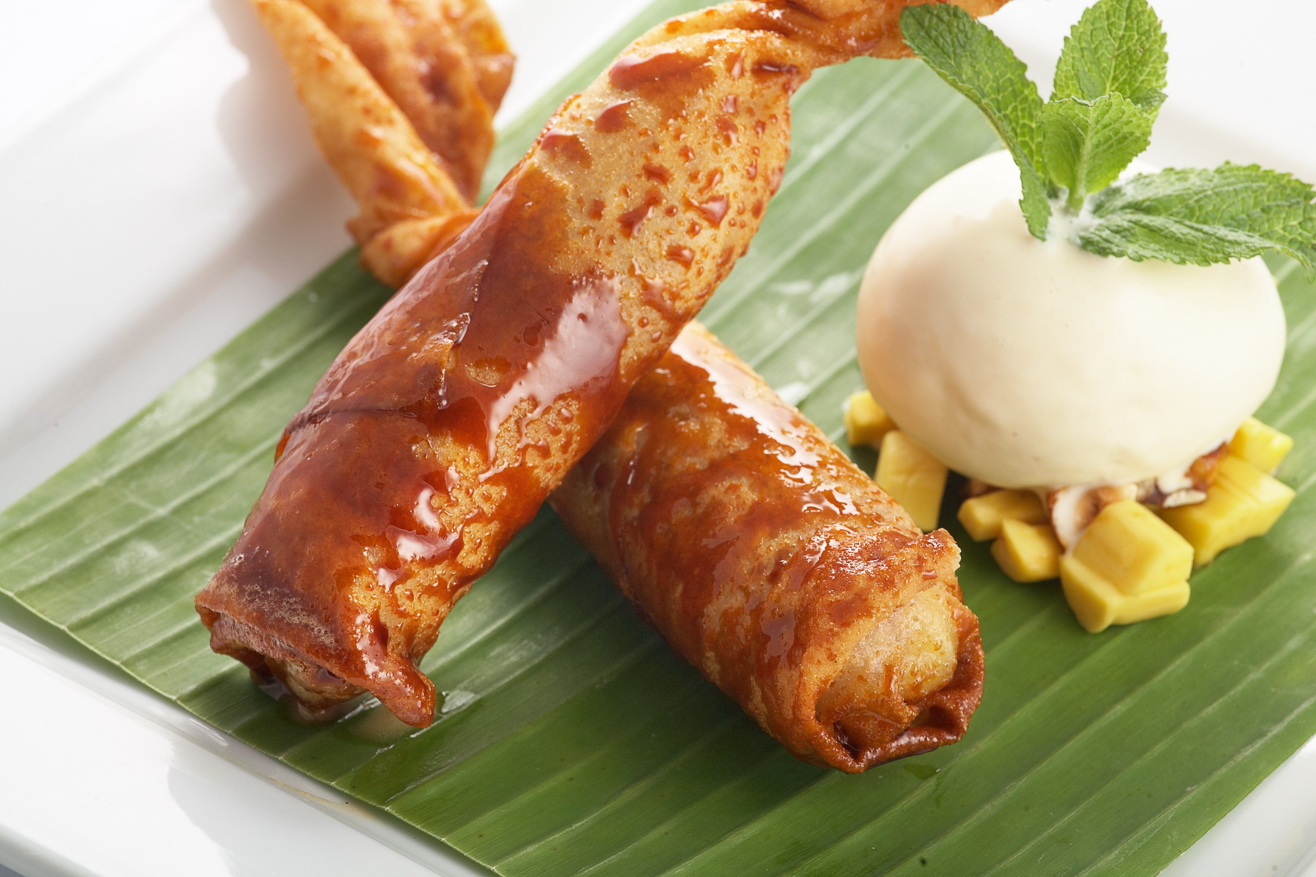 Crispy rolls with ice cream