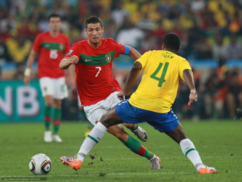 Cristiano Ronaldo Playing Soccer — Green