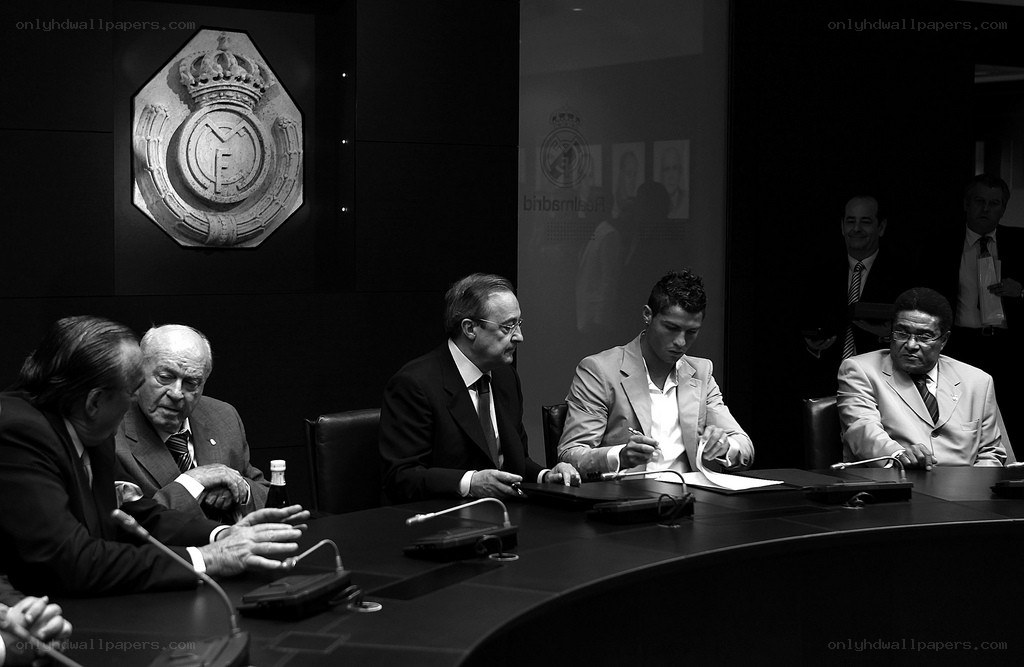 Cristiano Ronaldo signing contract