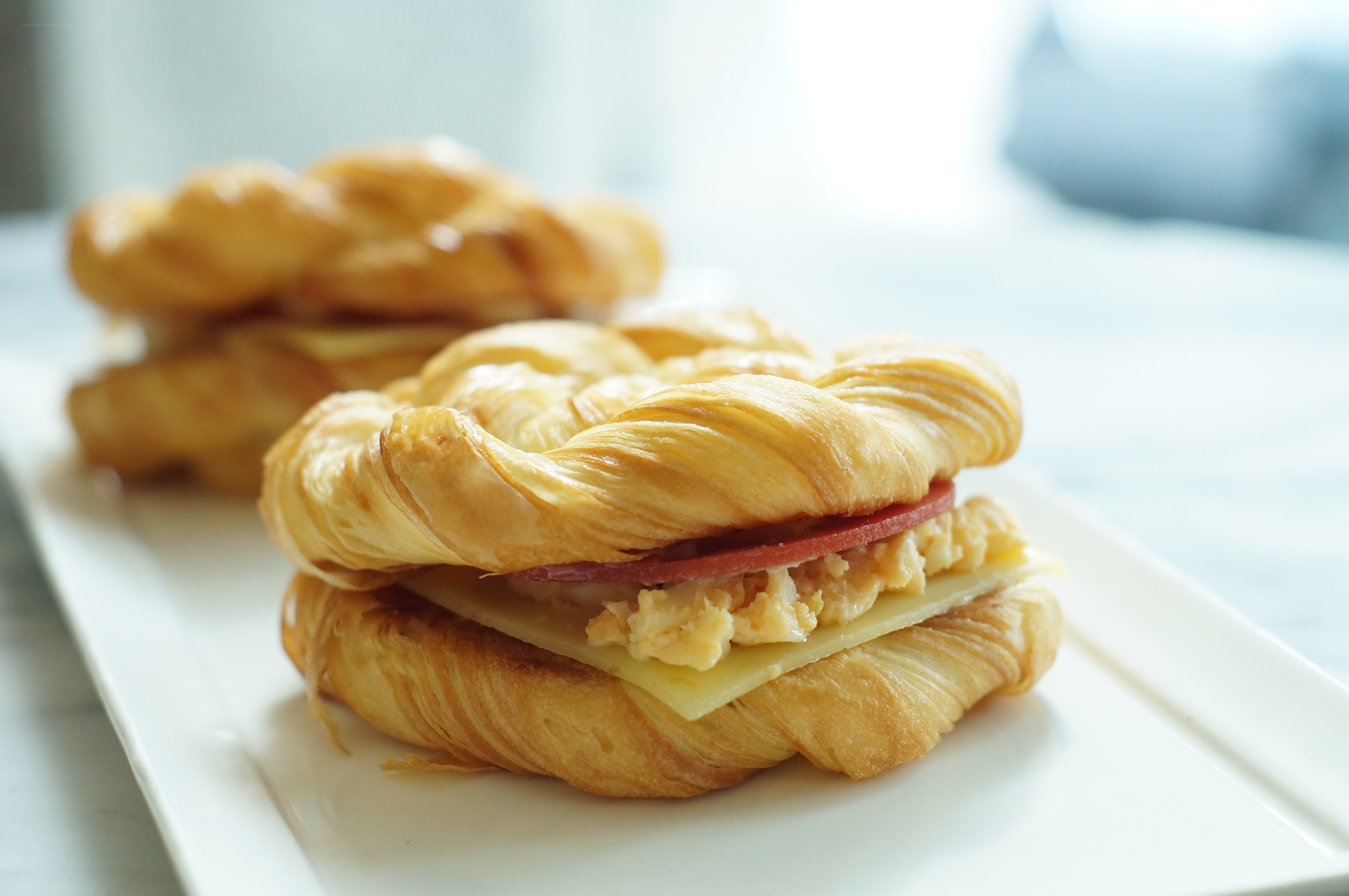 croissant sandwich with egg and ham