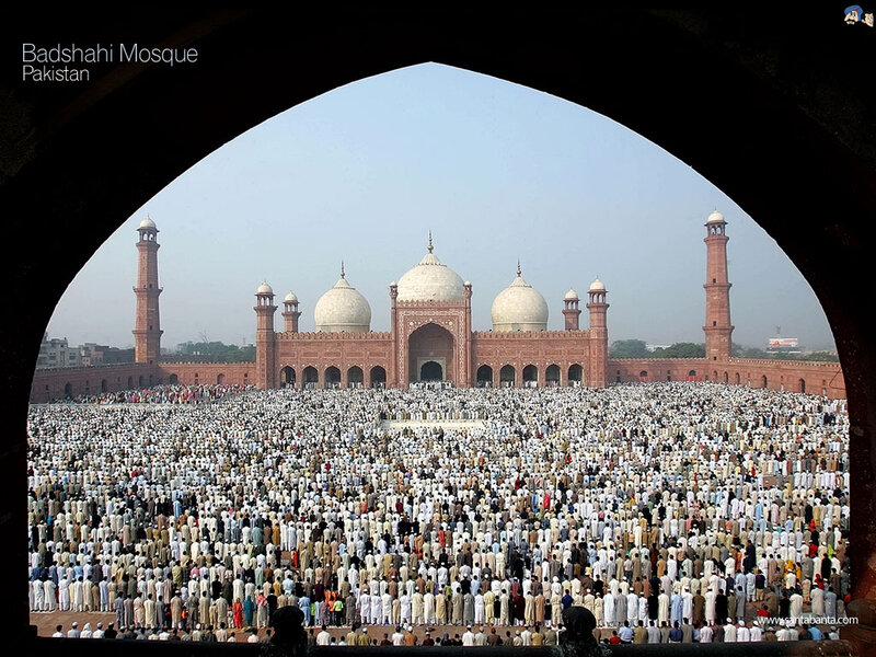 Crowd at Badshahi Mosque