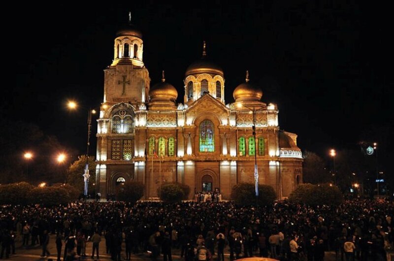 Crowd at Cathedral