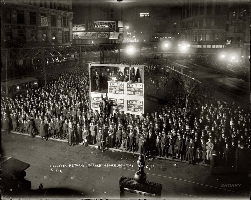Crowd at Herald Office Election Returns