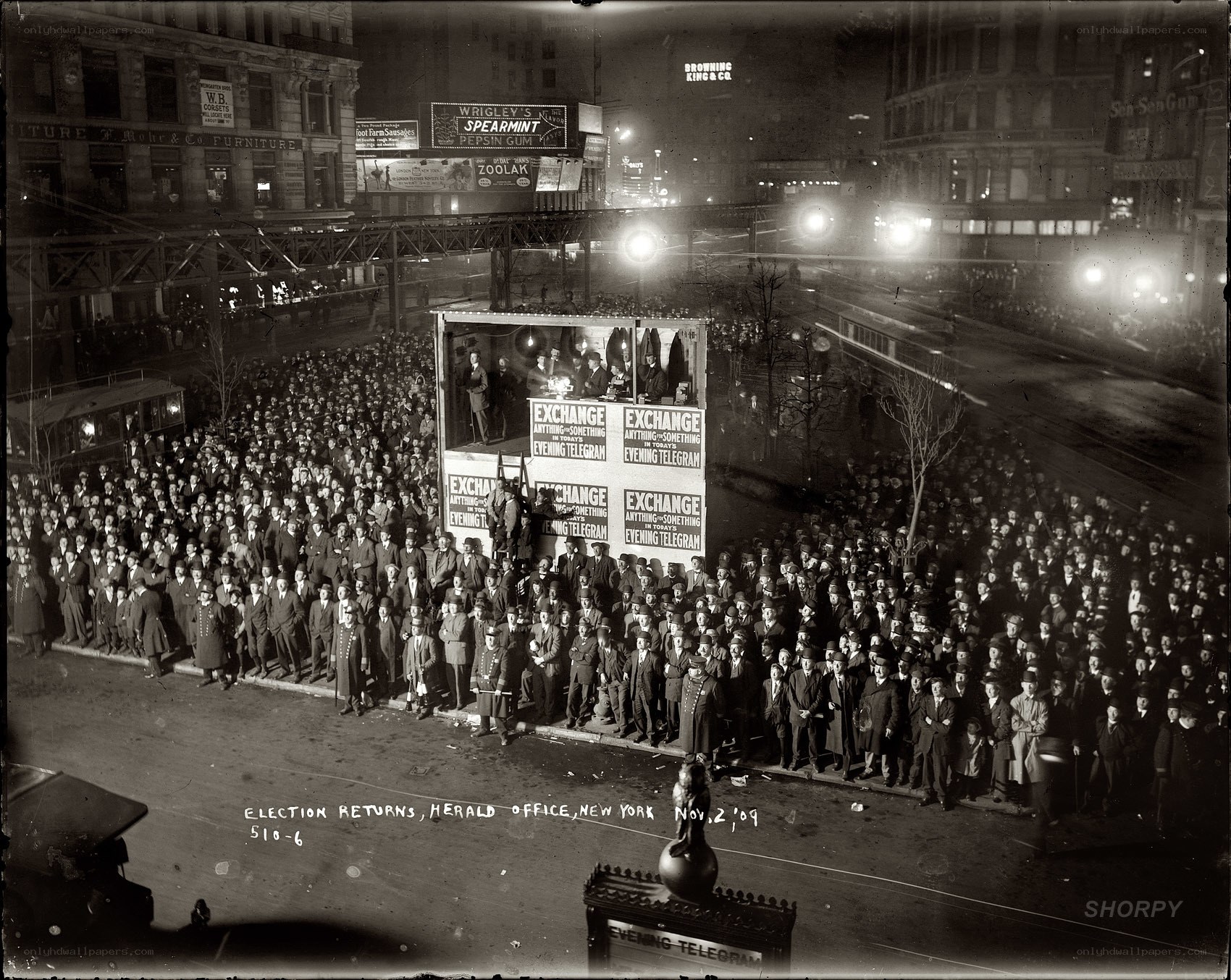 Crowd at Herald Office Election Returns