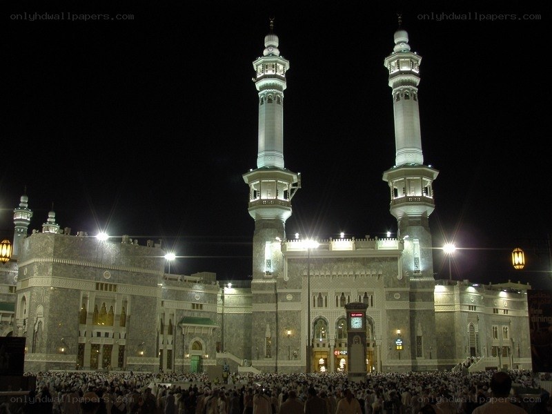 Crowd at Mecca Mosque at night