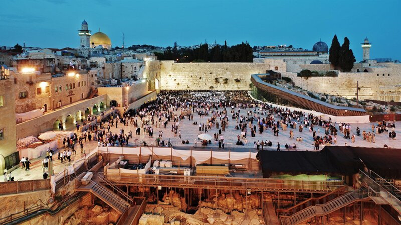 Crowd at Western Wall
